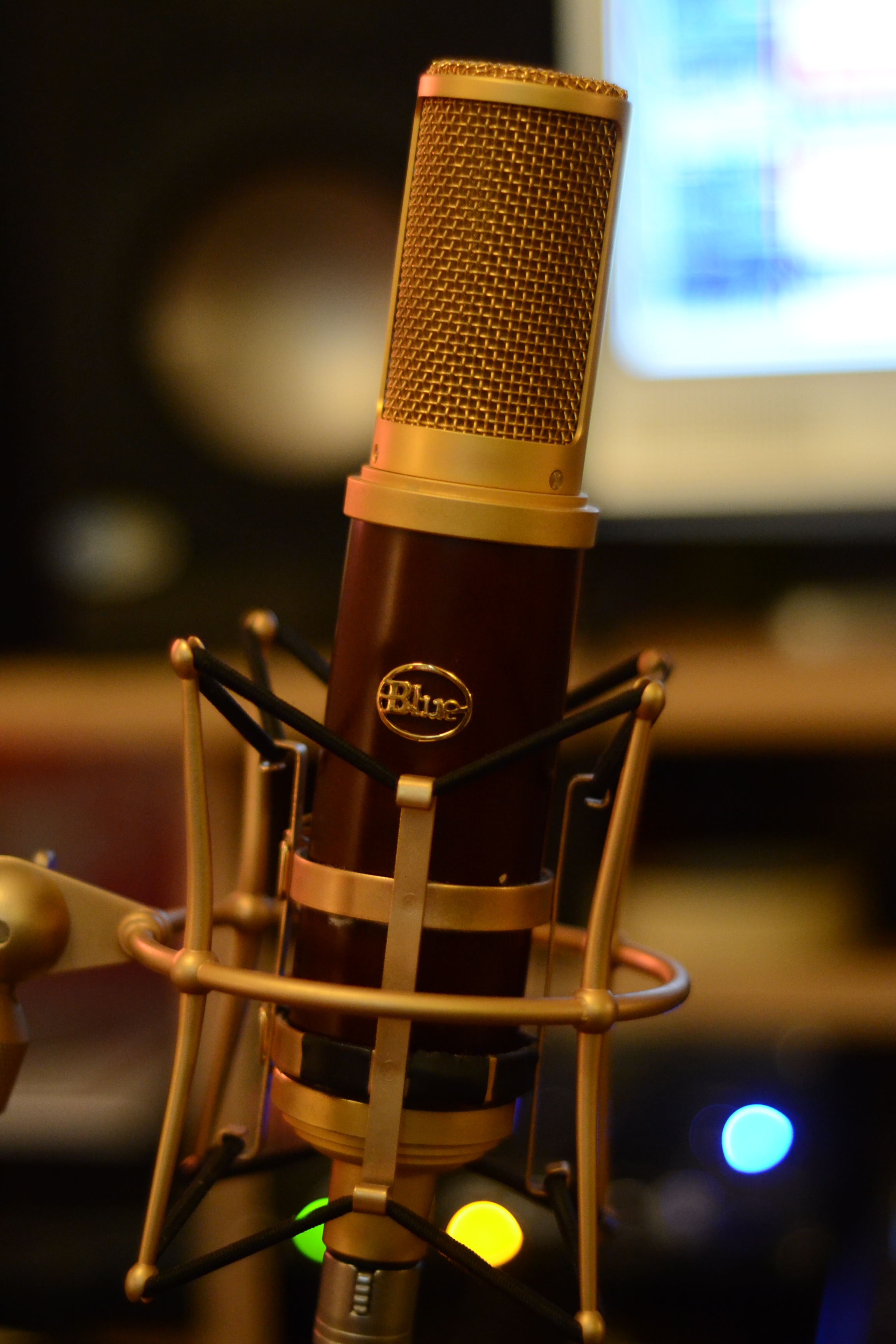 blue-microphones-woodpecker-468002